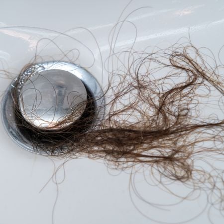 Nguyên nhân rụng tóc do tác động hoá chất